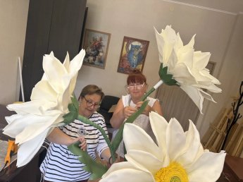 Ромашки из изолона 